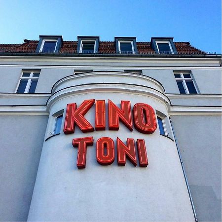 Appartement Ueber Dem Kino Toni Berlin Exterior foto