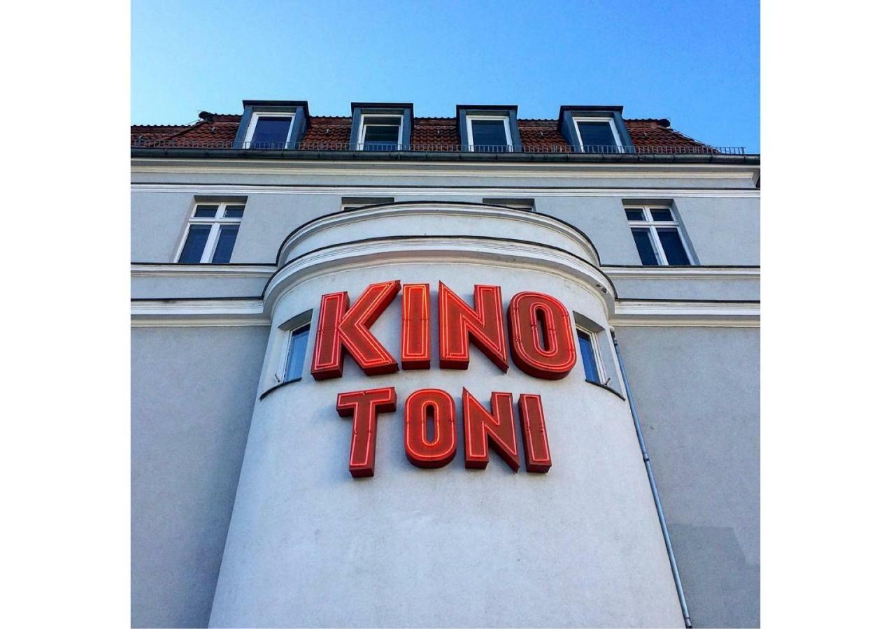 Appartement Ueber Dem Kino Toni Berlin Exterior foto